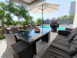 Vila, Prodaja, Privlaka, Privlaka