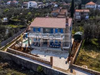 Stone wall enclosure