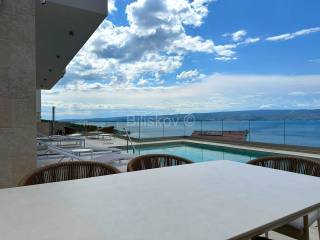 Luksuzna vila, Prodaja, Dugi rat, Jesenice