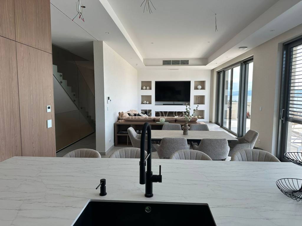 Luksuzna vila, Prodaja, Dugi rat, Jesenice