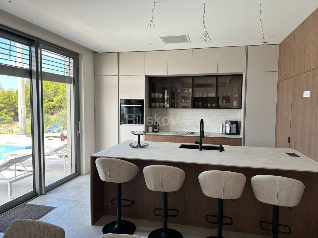 Luksuzna vila, Prodaja, Dugi rat, Jesenice