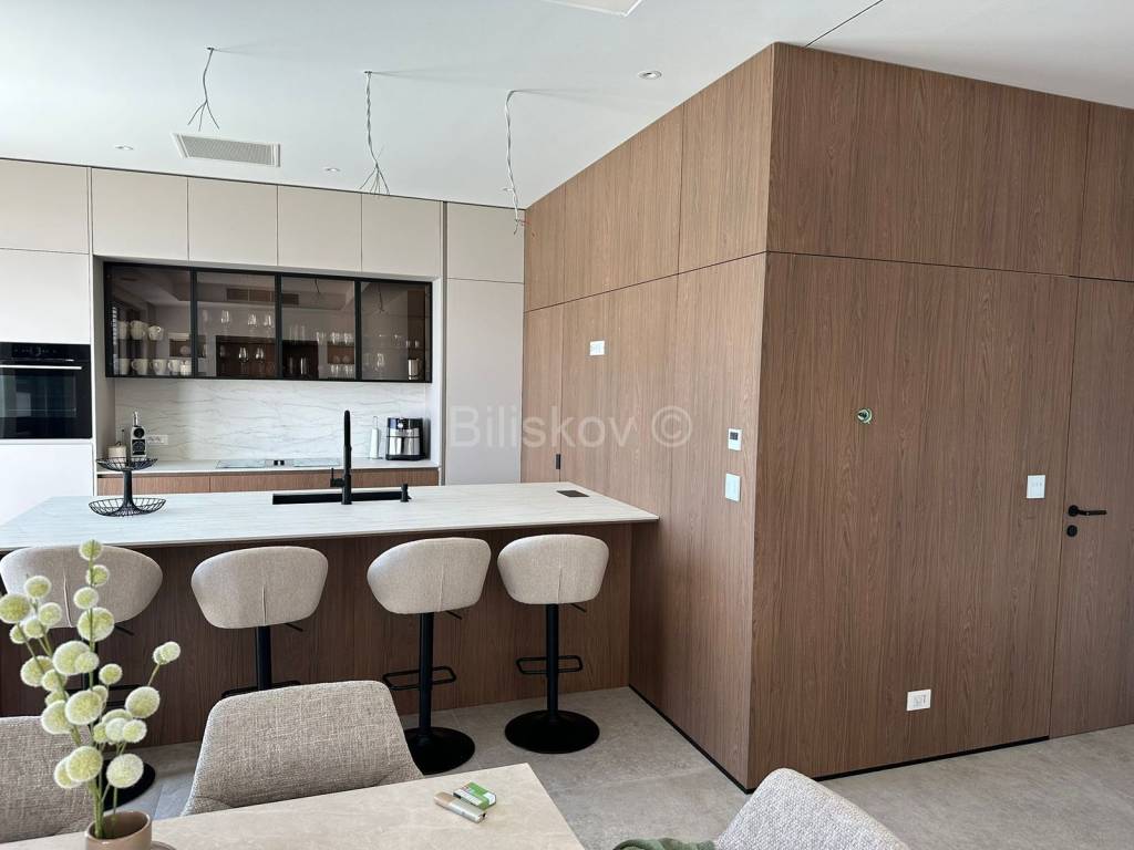 Luksuzna vila, Prodaja, Dugi rat, Jesenice