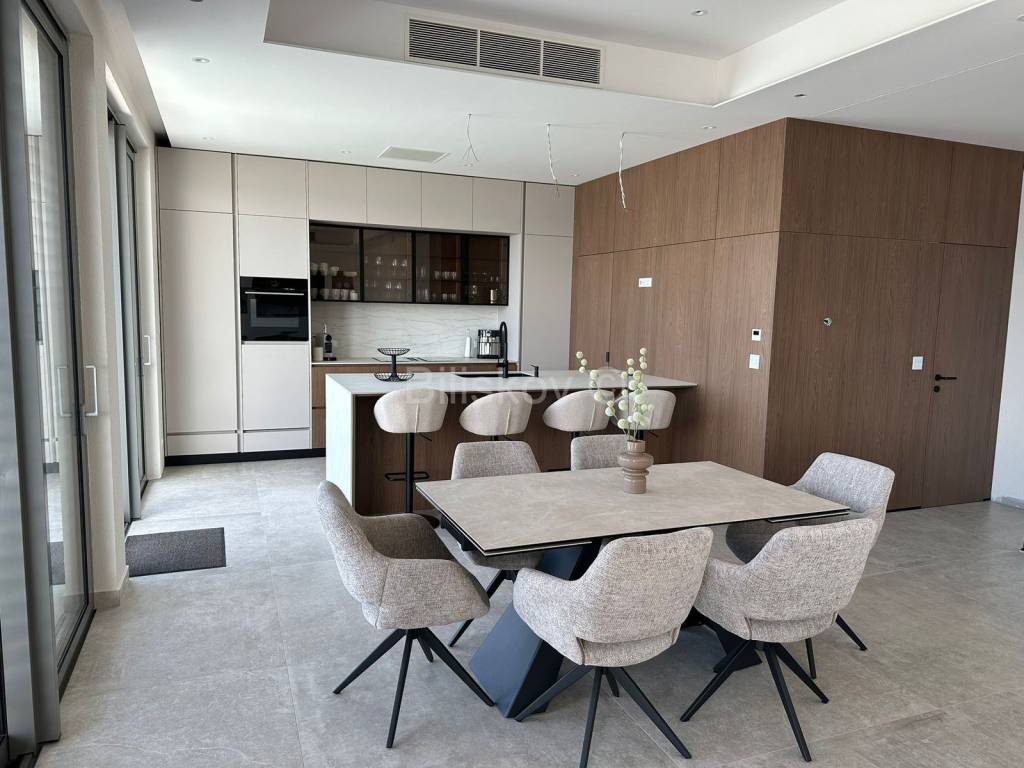 Luksuzna vila, Prodaja, Dugi rat, Jesenice