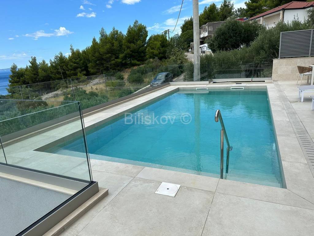 Luksuzna vila, Prodaja, Dugi rat, Jesenice