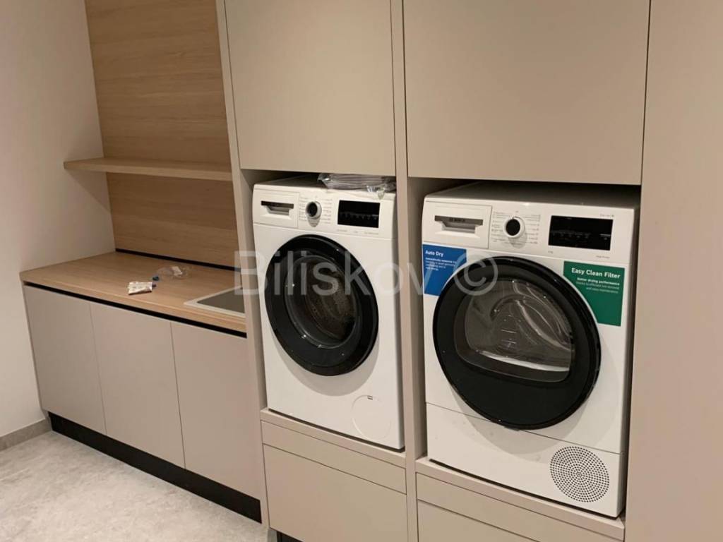 Luksuzna vila, Prodaja, Dugi rat, Jesenice