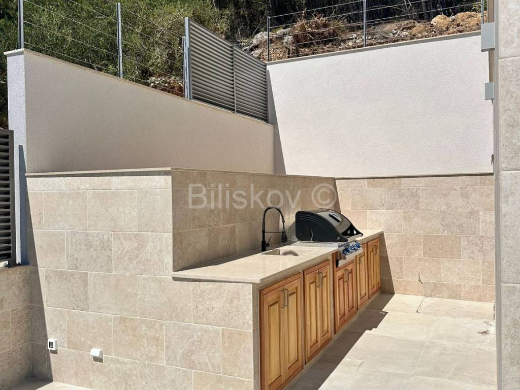 Luksuzna vila, Prodaja, Dugi rat, Jesenice