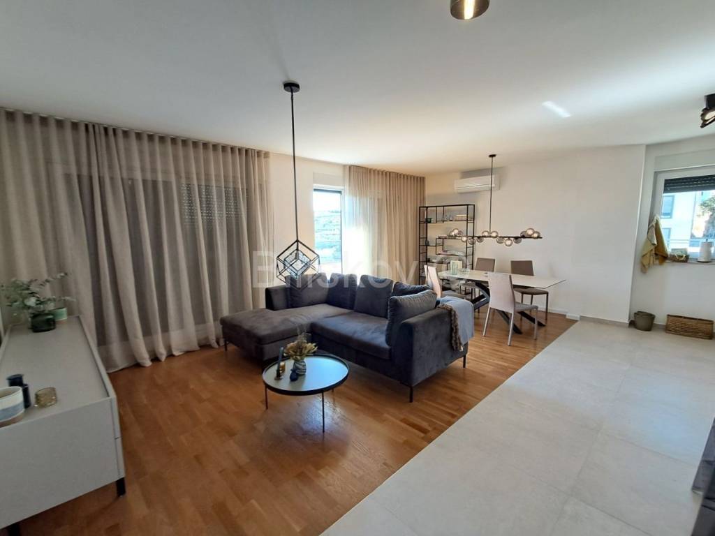 Stan u zgradi, Najam, Split, Split