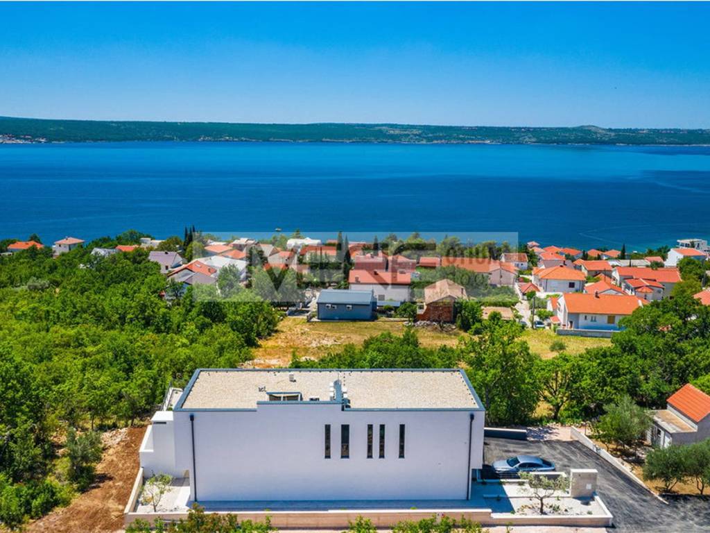 600 meters from the sea