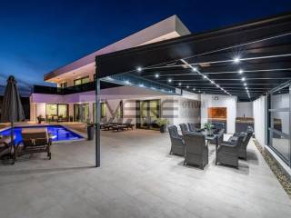 Summer kitchen with dining area