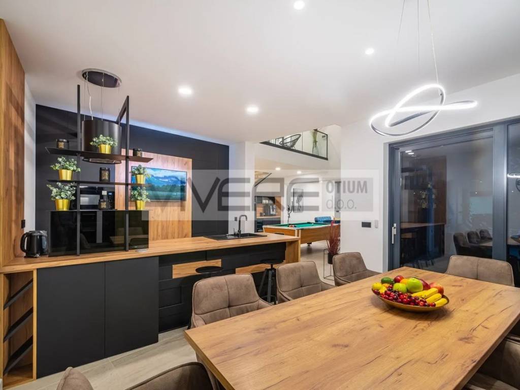 Kitchen & dining area