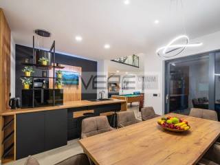 Kitchen & dining area