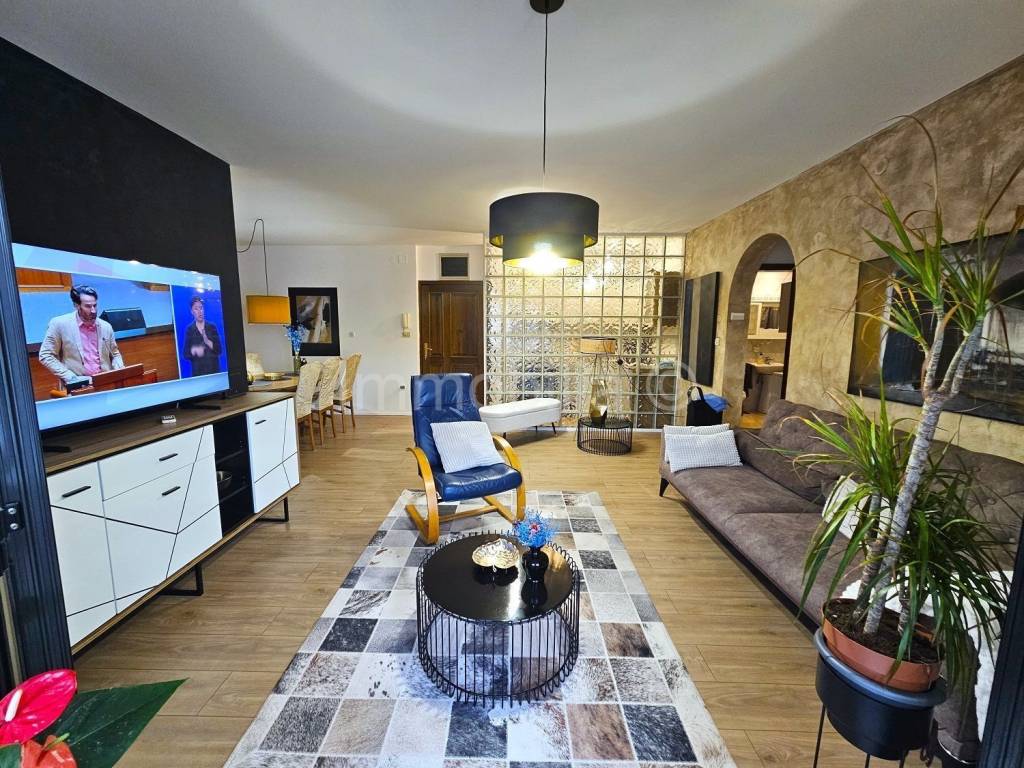 Stan u zgradi, Prodaja, Pula, Pula