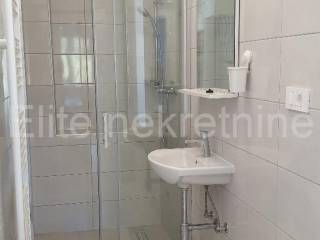 Stan u zgradi, Najam, Rijeka, Istok