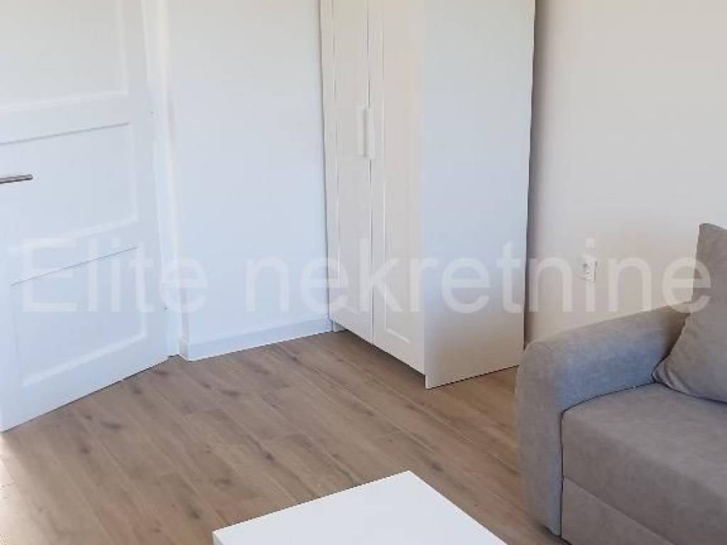 Stan u zgradi, Najam, Rijeka, Istok