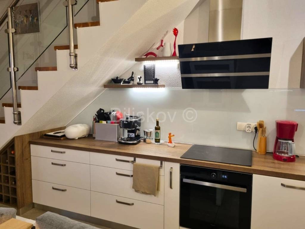 Stan u zgradi, Prodaja, Okrug, Okrug Gornji