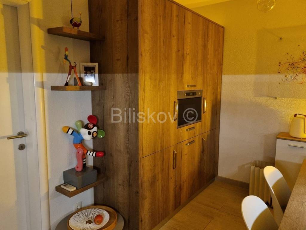 Stan u zgradi, Prodaja, Okrug, Okrug Gornji