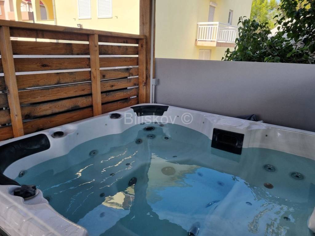 Stan u zgradi, Prodaja, Okrug, Okrug Gornji