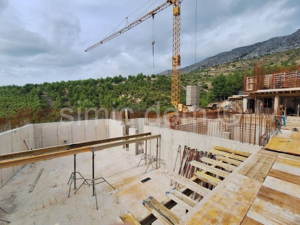 Stan u novogradnji, Prodaja, Dugi rat, Dugi Rat