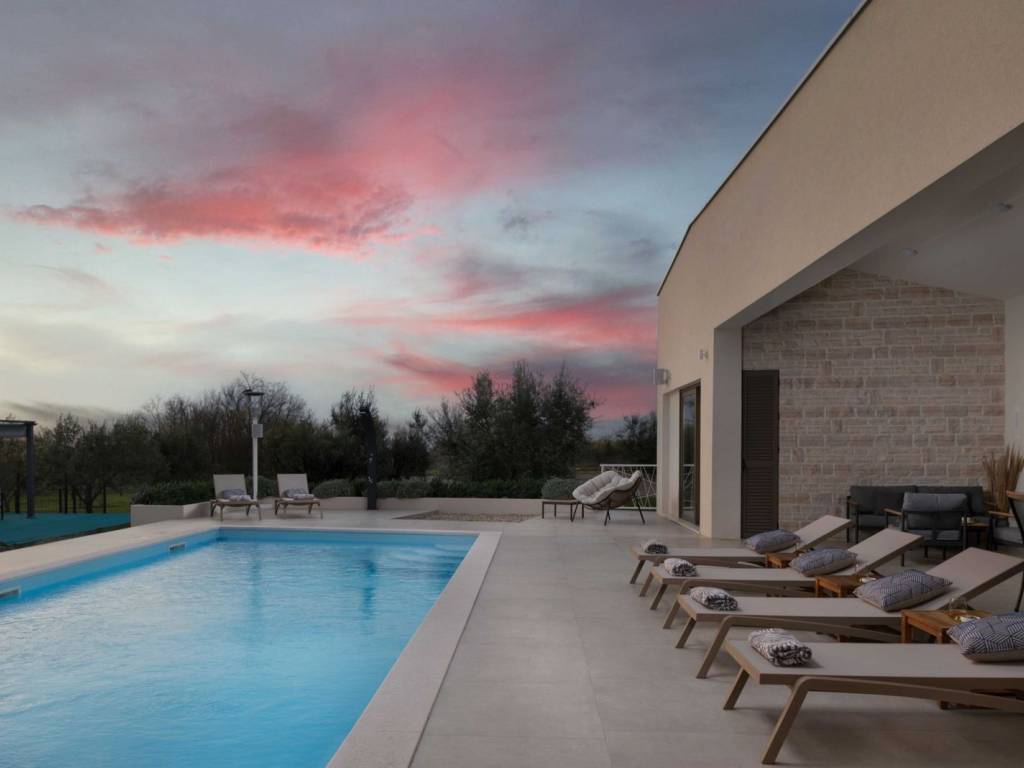 Vila, Prodaja, Zemunik donji, Smoković