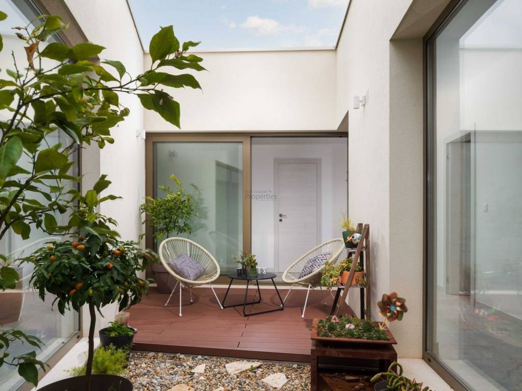 Vila, Prodaja, Zemunik donji, Smoković