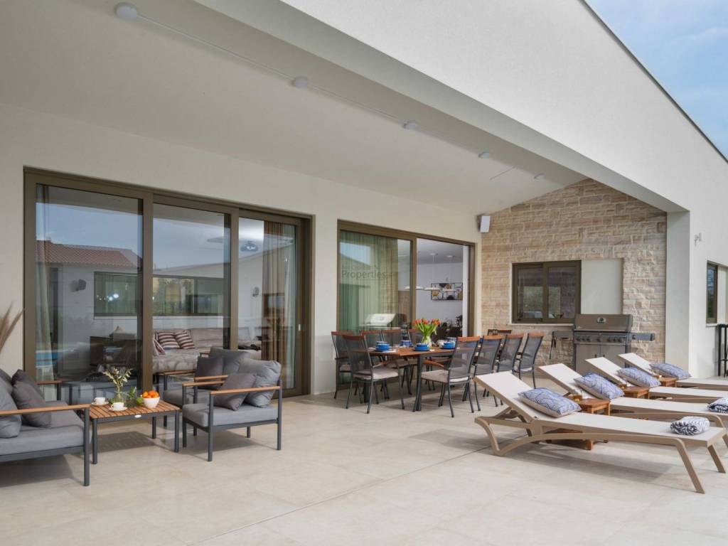 Vila, Prodaja, Zemunik donji, Smoković