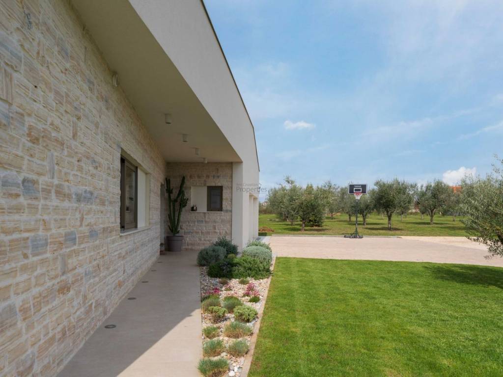 Vila, Prodaja, Zemunik donji, Smoković