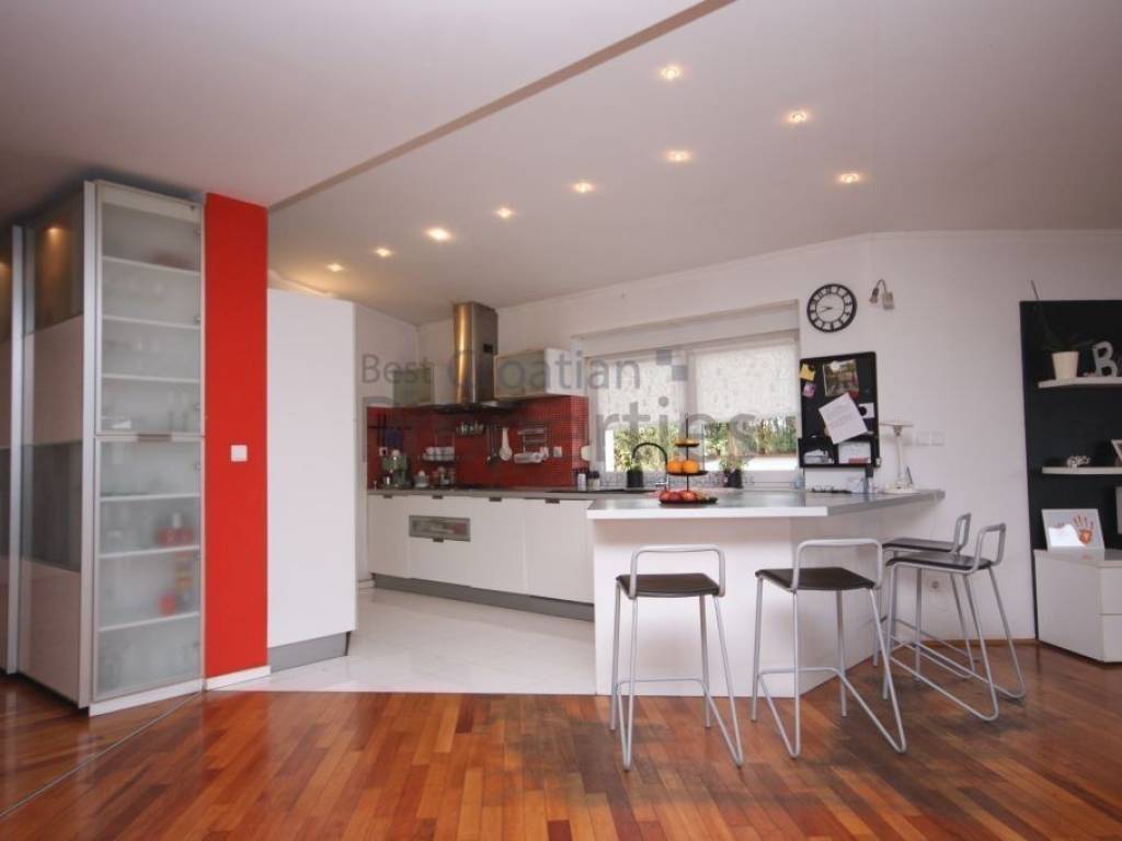 Vila, Prodaja, Stupnik, Donji Stupnik