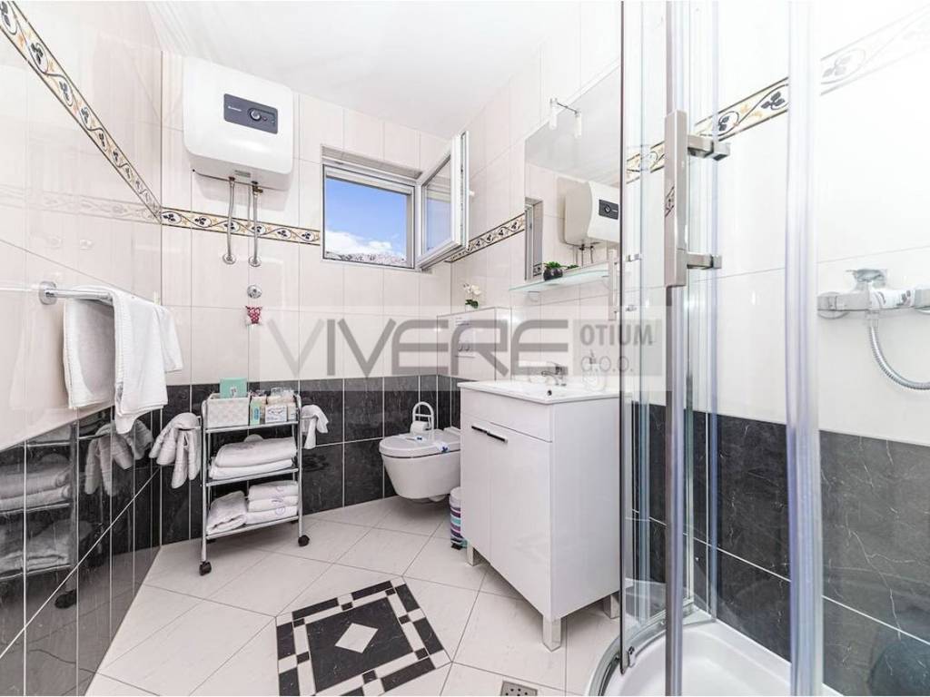 Studio No.2: Bathroom