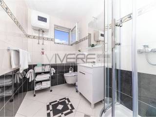 Studio No.2: Bathroom