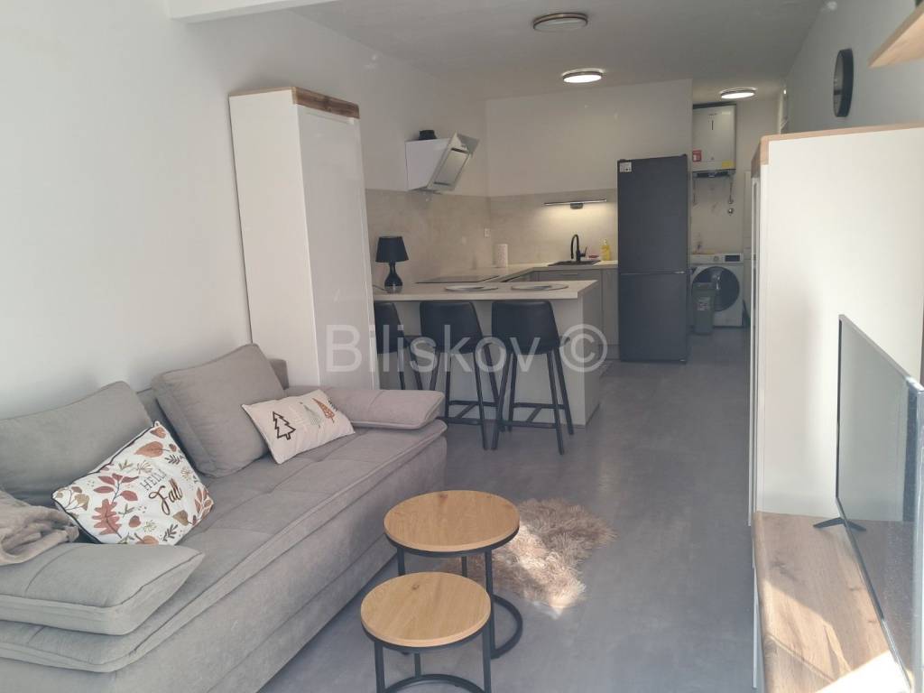 Stan u zgradi, Najam, Solin, Japirko