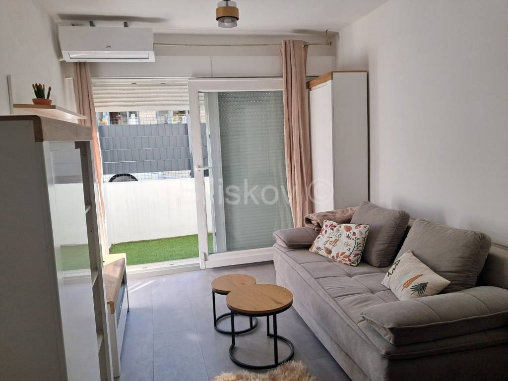 Stan u zgradi, Najam, Solin, Japirko