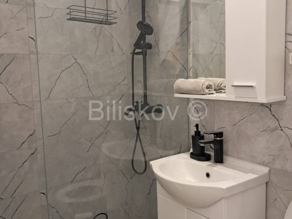 Stan u zgradi, Najam, Solin, Japirko