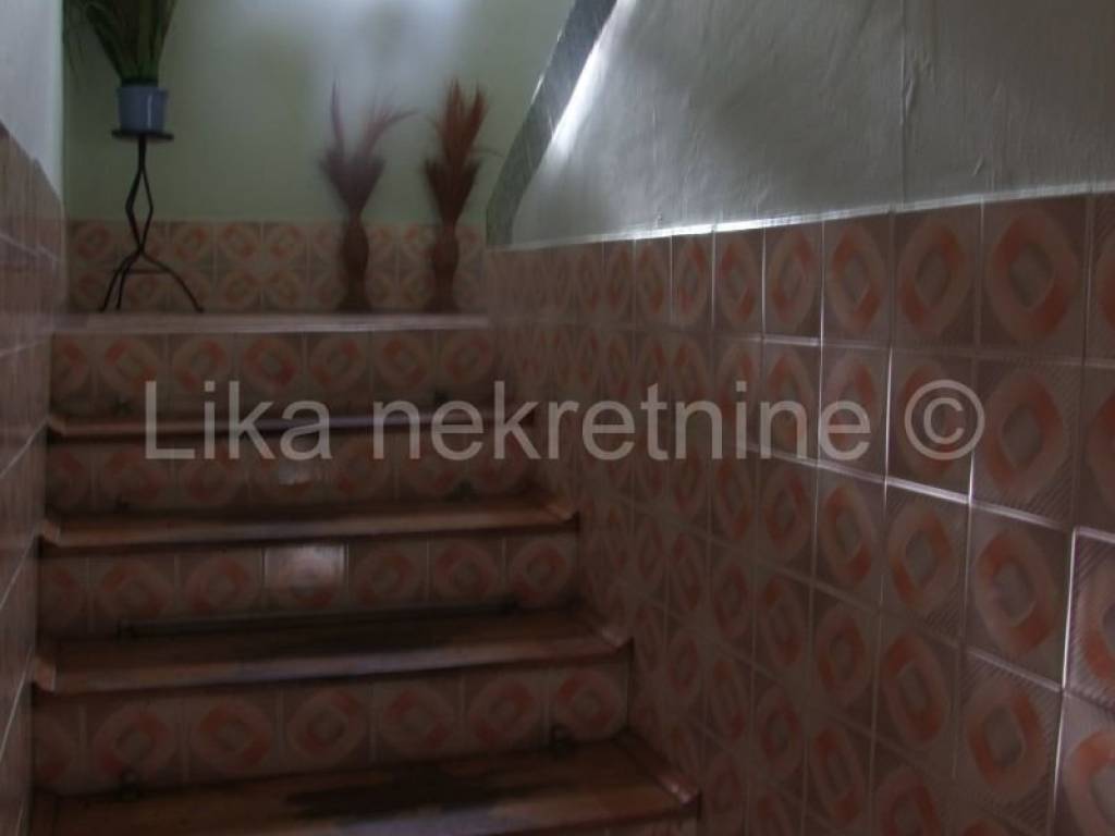 Stan u kući , Prodaja, Otočac, Otočac