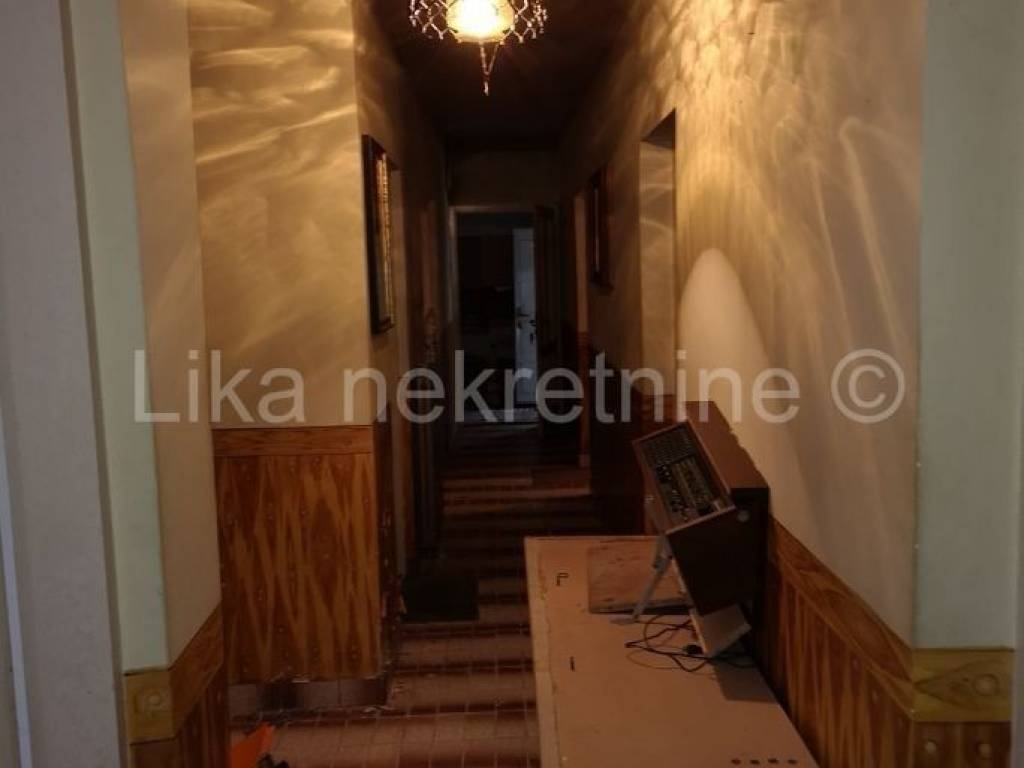 Kuca s caffe i restoranom, Prodaja, Gospic - Okolica, Brušane