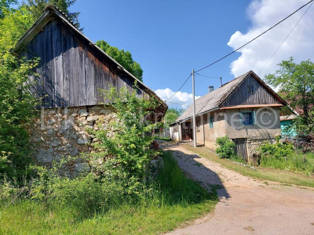 Seosko imanje, Prodaja, Perušić, Prvan Selo