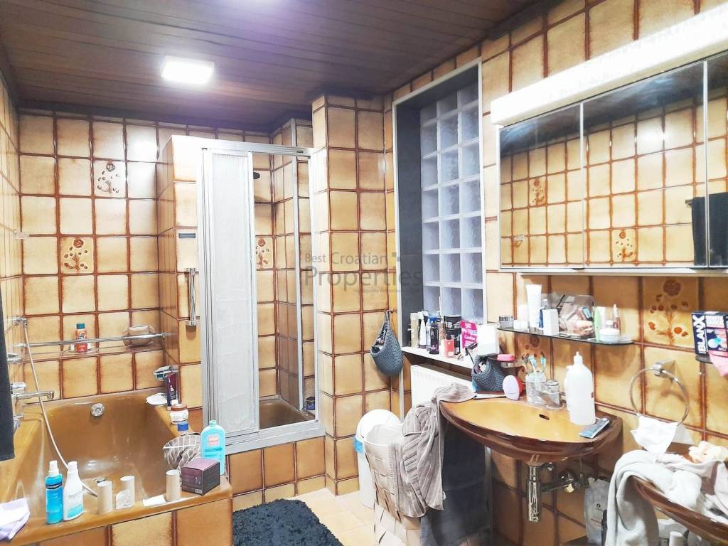 Stambeno poslovni objekt, Prodaja, Zagreb, Sesvete