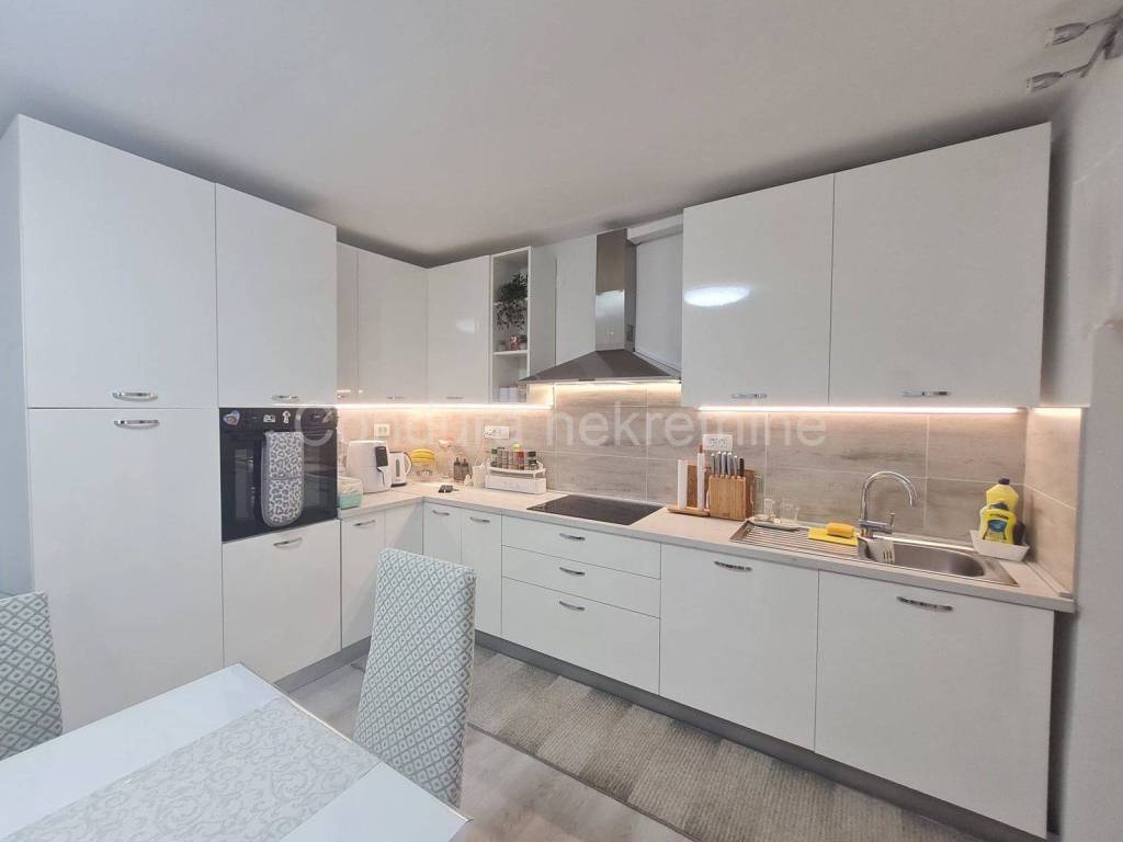 Apartman na moru, Prodaja, Vir, Vir