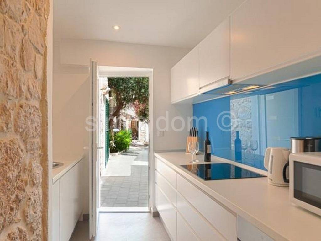 Kamena kuca, Prodaja, Bol, Bol