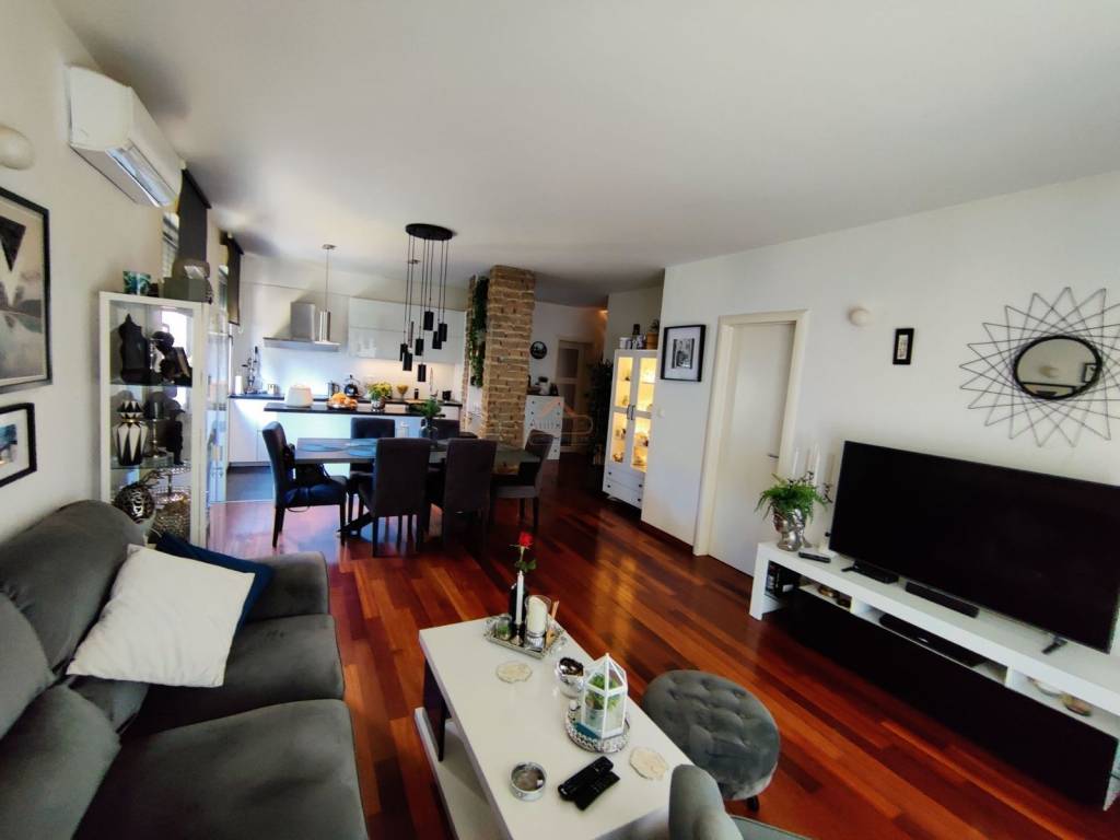 Flat in a building, Sale, Split, Split