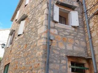 Stone house, Sale, Milna, Milna