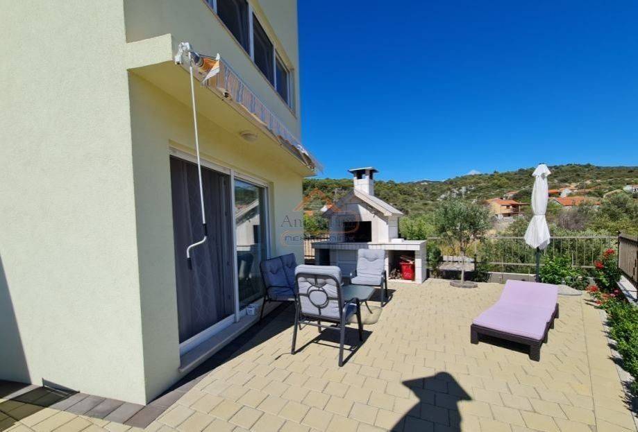 House with apartments, Sale, Marina, Vinišće