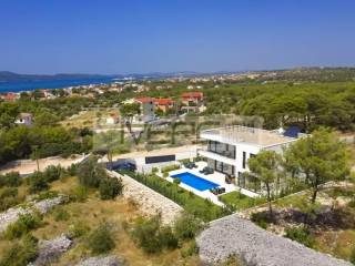 Villa in Mediterranean setting