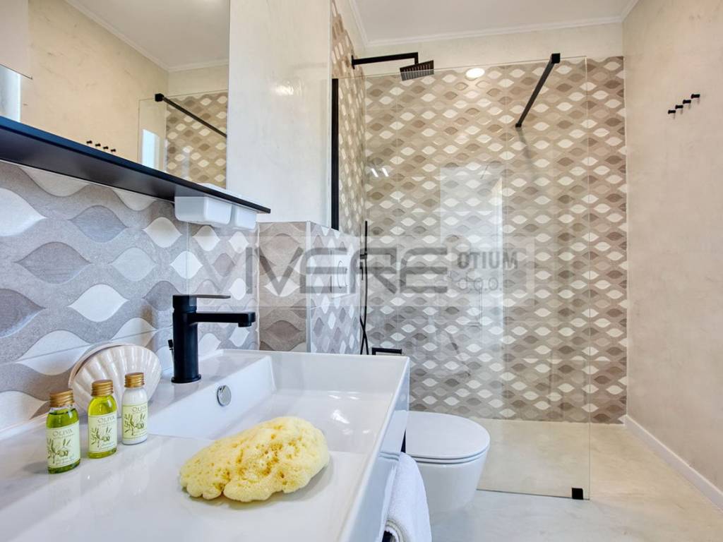 En-suite bathroom No.3 on 1st floor