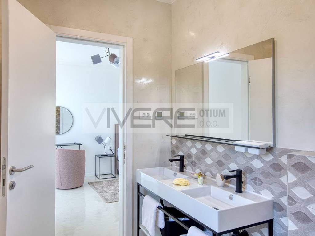 En-suite bathroom No.4 on 1st floor