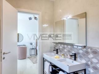 En-suite bathroom No.4 on 1st floor