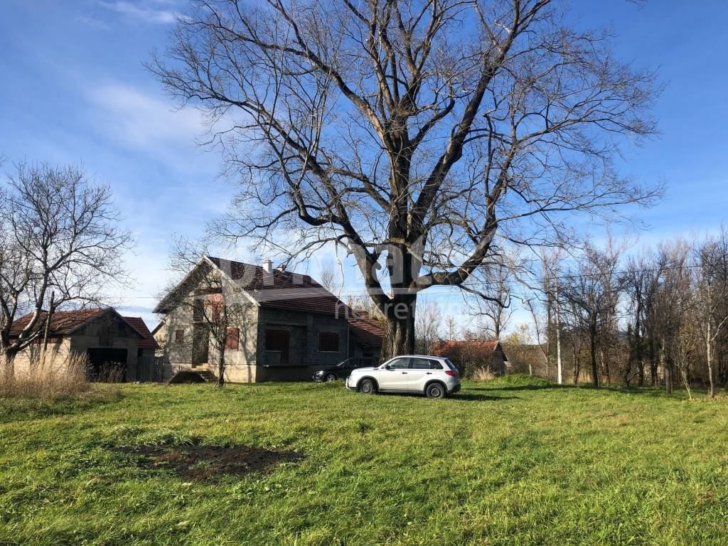 Plaski, Jezero I Dio