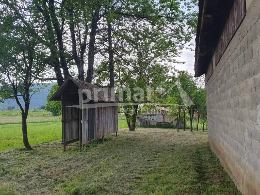 Plaski, Jezero I Dio