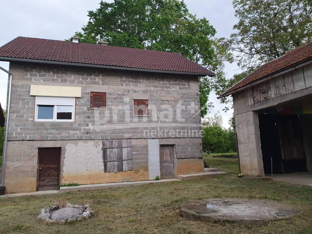 Plaski, Jezero I Dio