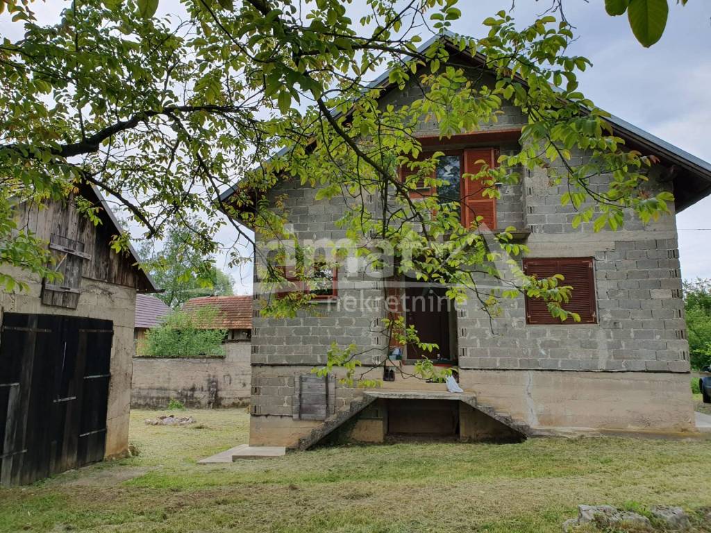 Plaski, Jezero I Dio