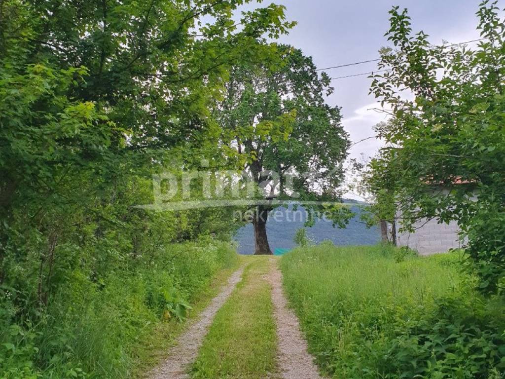 Plaski, Jezero I Dio